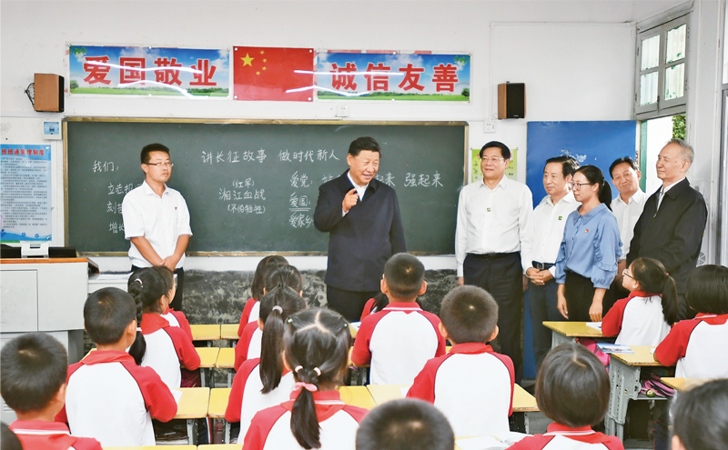 2020年9月16日至18日，中共中央總書(shū)記、國(guó)家主席、中央軍委主席習(xí)近平在湖南考察。這是16日下午，習(xí)近平在郴州市汝城縣文明瑤族鄉(xiāng)第一片小學(xué)，同正在上思政課的同學(xué)們親切交流。 新華社記者 謝環(huán)馳/攝