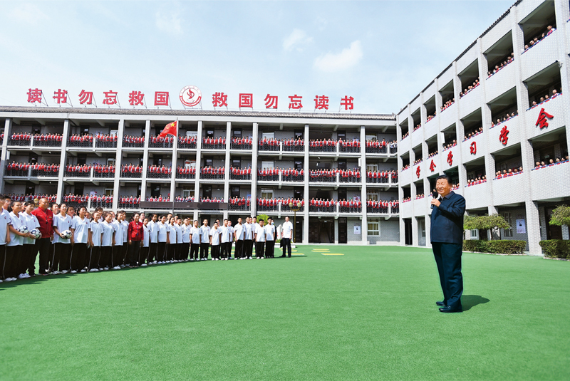 2021年9月13日至14日，中共中央總書(shū)記、國(guó)家主席、中央軍委主席習(xí)近平在陜西省榆林市考察。這是14日上午，習(xí)近平在綏德實(shí)驗(yàn)中學(xué)考察時(shí)，同師生親切交流。 新華社記者 謝環(huán)馳/攝